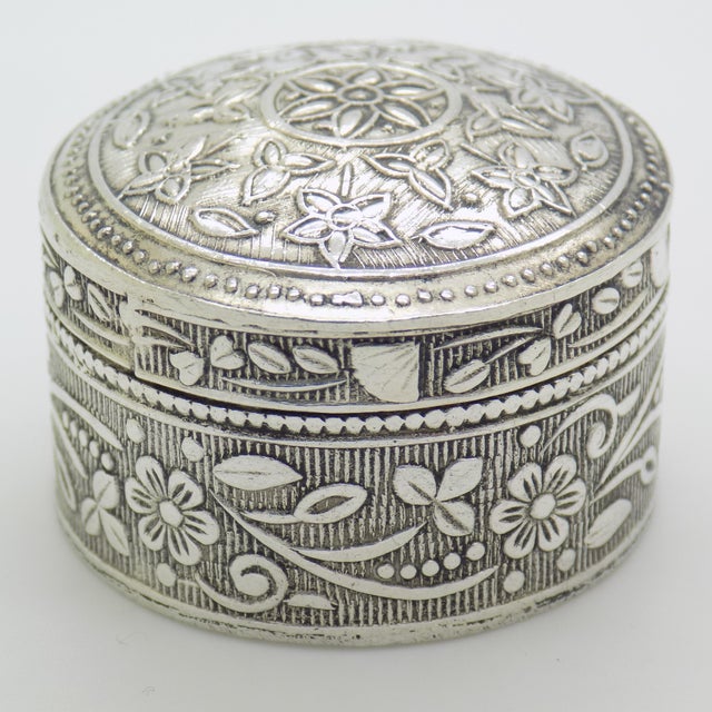 Vintage Italian Handmade Round Silver 800 Floral Embossed Pill Snuff Box, 1980s For Sale - Image 6 of 13
