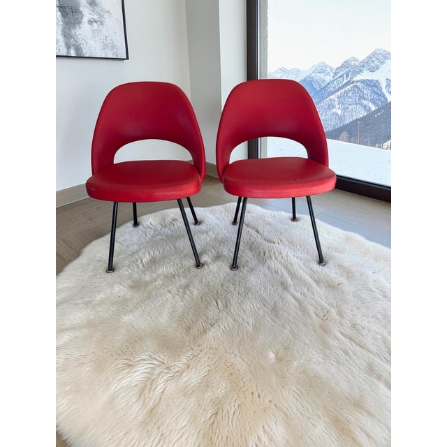 Metal 1950s Eero Saarinen for Knoll Executive Side Chairs in Red Vinyl - Pair For Sale - Image 7 of 14