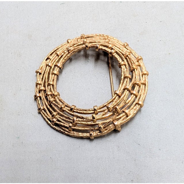 Mid-Century Modern Vintage 1970s Signed Napier Modernist Goldtone Textured Circle Brooch For Sale - Image 3 of 7