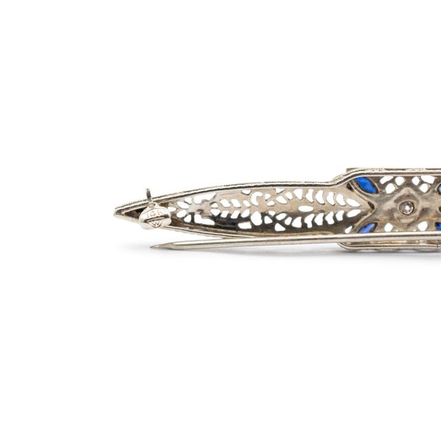 Antique Art Deco 14K White Gold Filigreed Diamond Sapphires Brooch For Sale - Image 4 of 6