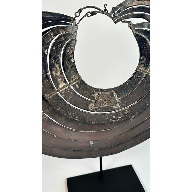 Early 20th Century Silver Necklace or Neck Ring on Stand From the Golden Triangle For Sale - Image 4 of 5
