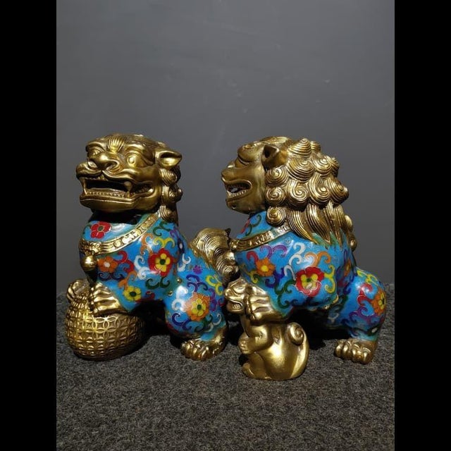 Pair of Vintage Cloisonné Enamel Guardian Lions – Gilt Bronze Wealth Foo Dogs For Sale In Los Angeles - Image 6 of 10