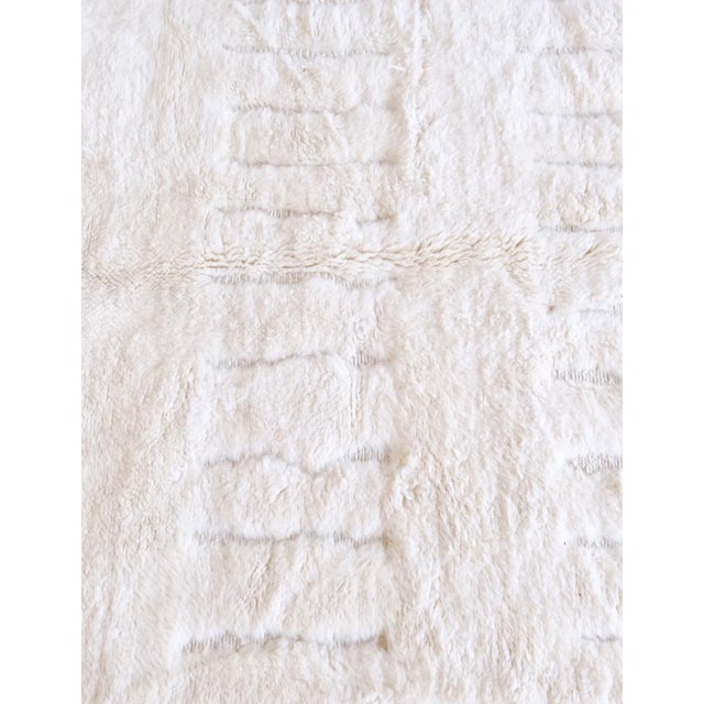 2020s White Moroccan Beni Mrirt Wool Rug - 8.6 X 4.9 Ft For Sale - Image 5 of 10