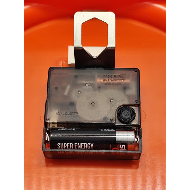 Vintage Space Age Plastic Orange Quartz Wall Clock from Meister Anker, 1970s For Sale - Image 4 of 6