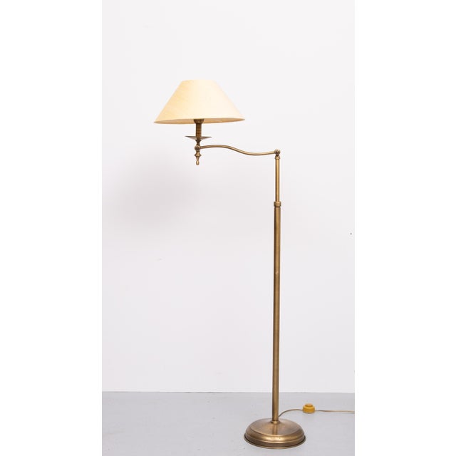 Very nice Classic Floor lamp. Adjustable in height. comes with a Linen shade. Large E27 bulb needed. foot switch. Nice...