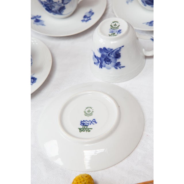 Ceramic Danish Blå Blomst Mocha Cups and Saucers in Porcelain from Royal Copenhagen, 1980s, Set of 20 For Sale - Image 7 of 9