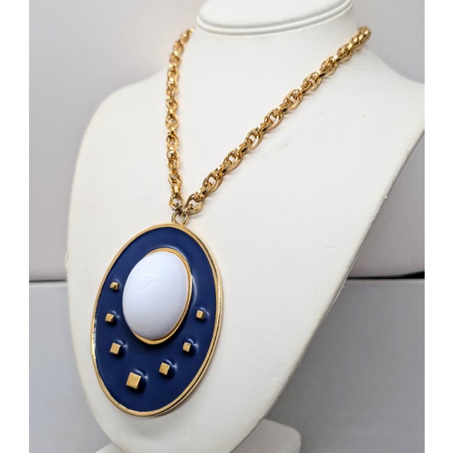 Napier Vintage 1973 Signed Napier Modernist Navy Enamel & White Cabochon Pendant Necklace For Sale - Image 4 of 6