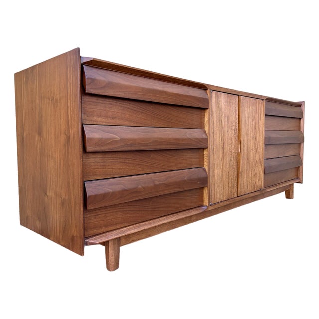 Fully Refinished Mid Century Modern 9 Drawers Dresser /Credenza by Lane Altavista Furniture. Circa 1960s For Sale