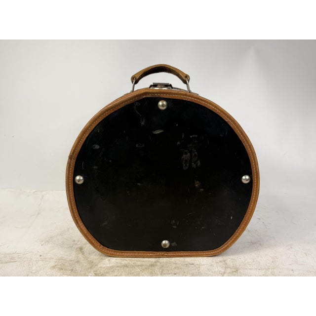 Antique Hat Box in Lined Cardboard and Leather, Late 19th Century For Sale - Image 6 of 16