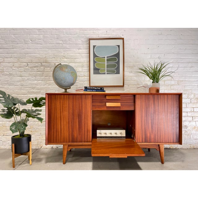 Jens Risom Mid Century Modern Credenza / Media Stand / Sideboard, C. 1960's For Sale In New York - Image 6 of 13