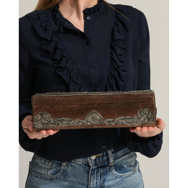 This 1900 - 1909 Arts & Crafts box from France is finished in forest green, worked in pewter. Its repouss detailing gives...