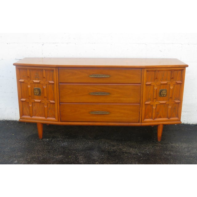 This magnificent Sideboard is made of wood, walnut, veneer, and metal. The Dresser was made by Drexel Heritage and it is...