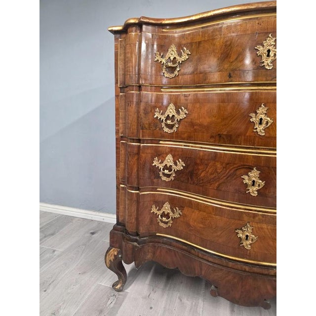 Antique 18th Century Walnut Serpentine Chest of Drawers For Sale - Image 3 of 6