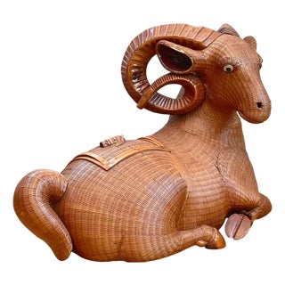 Vintage Shanghai Weave Curly Horn Ram Box For Sale