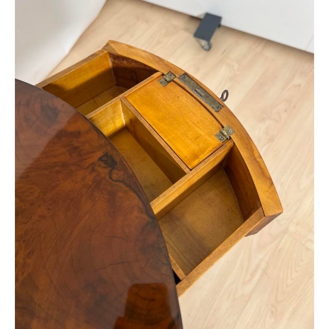 Black Round Biedermeier Sewing Table in Walnut with Ebonized Legs, South Germany, 1825 For Sale - Image 8 of 18