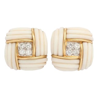 White Coral and 18kt Yellow Gold Clip-on Earrings Vintage 60s For Sale
