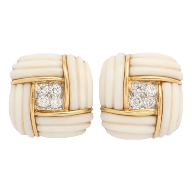 White Coral and 18kt Yellow Gold Clip-on Earrings Vintage 60s For Sale