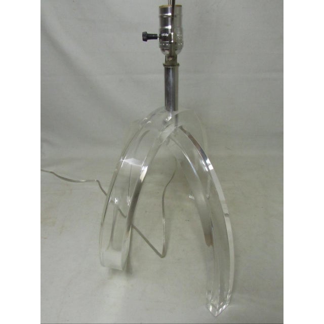 1970s Mid-Century Lucite Pretzel Lamp by Dorothy Thorpe For Sale - Image 5 of 16