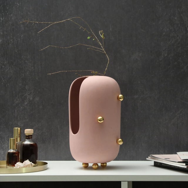 Anfore is a collection of biscuit clay-dyed porcelain vases with opaque finishing, made in three different shapes and...