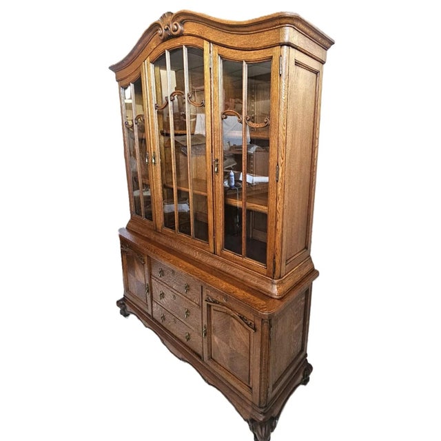 French Provincial Vintage 1930s Country French Louis XV Quarter Sawn Oak China Cabinet Hutch For Sale - Image 3 of 12