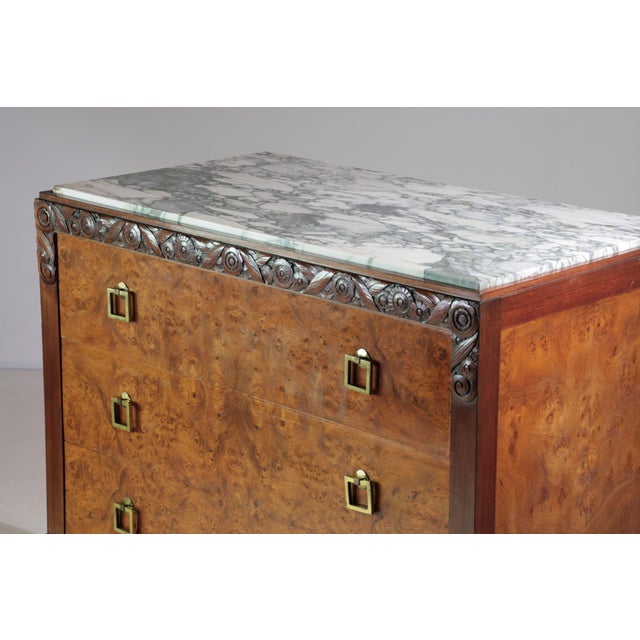 1930s French Art Deco Chest of Drawers in Burl Veneer with Marble Top, 1930 For Sale - Image 5 of 16