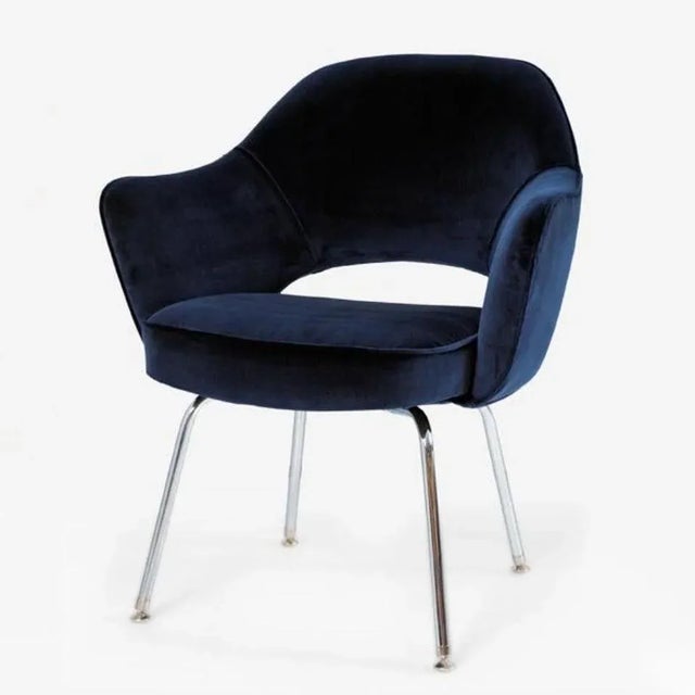 Knoll Saarinen Executive Armchairs in Royal Blue Velvet, Chrome Tubular Legs, Set of 6 For Sale - Image 4 of 5