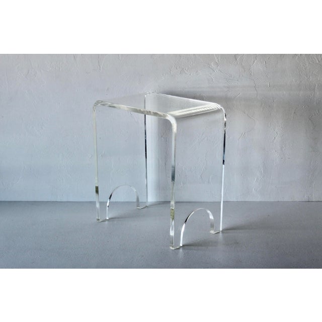 1980s Minimalist Waterfall Thick Lucite Vanity Bench Stool Side Table Leg Cutout Detail Vintage For Sale In Miami - Image 6 of 10