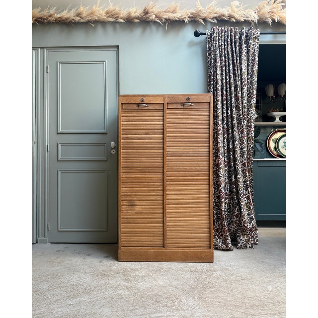 This oak roll-top filing cabinet embodies the charm of 1950s furniture. Both practical and elegant, it brings an authentic...
