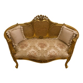 Louis XV Settee – Gold Leaf Frame With Elegant Light Brown Damask Upholstery & Accent Cushions For Sale