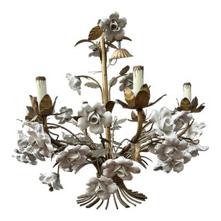 1940s Italian Chandelier With Capodimonte White Porcelain Roses and Gold Gilt Leaves For Sale