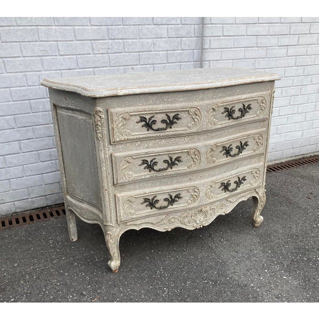 Old Louis XV style chest of drawers it is not very old (Circa 1970) very practical with its functional drawers the patina...