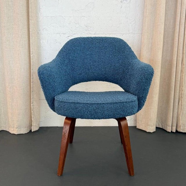 Mid-Century Modern Eero Saarinen for Knoll Wood Executive Armchair in Blue Bouclé For Sale - Image 3 of 7