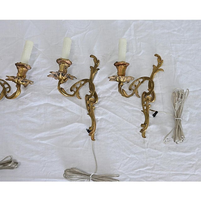 Early 20th Century French Set of Four Louis XV Style Bronze Wall Sconces For Sale In Baton Rouge - Image 6 of 13