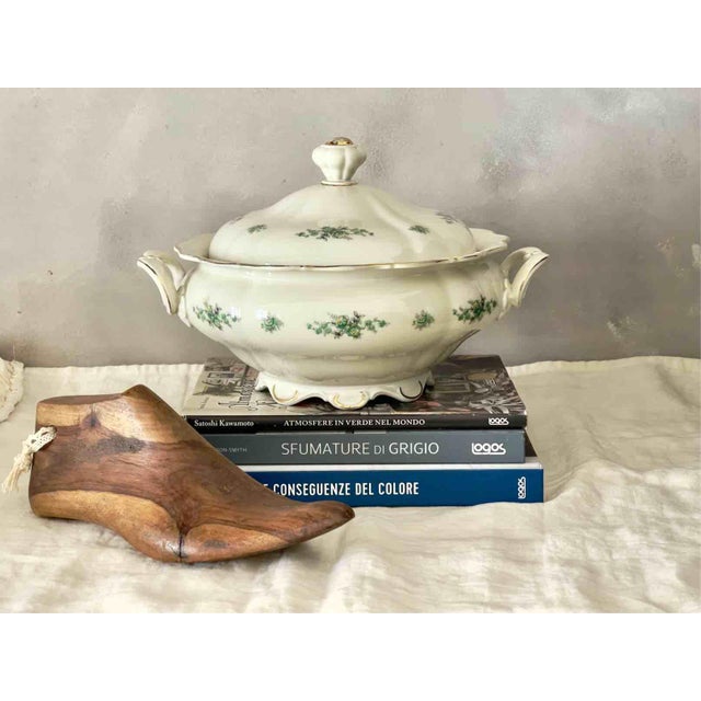 An elegant vintage soup tureen in fine German porcelain, produced by the historic Seltmann Weiden factory in Bavaria,...