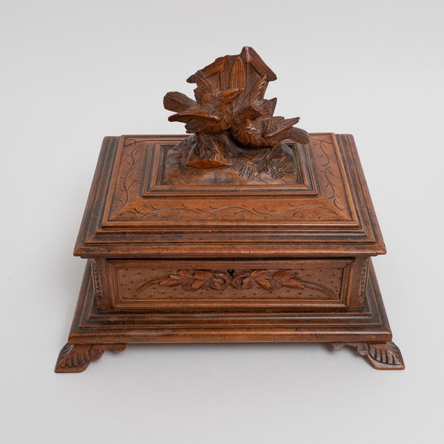 19th Century Black Forest Carved Wood Casket With Birds For Sale In New York - Image 6 of 18