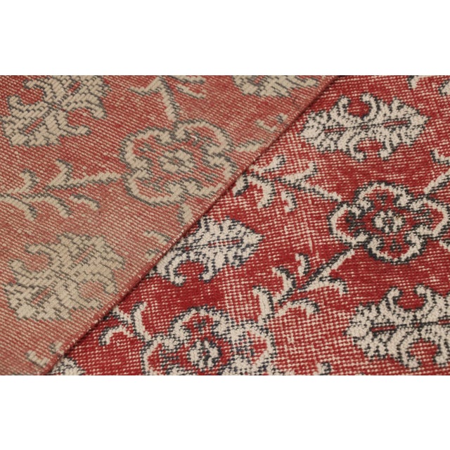 Beige Vintage Distressed Rug, Rich Red With White Floral Lattices – Rug & Kilim For Sale - Image 8 of 8