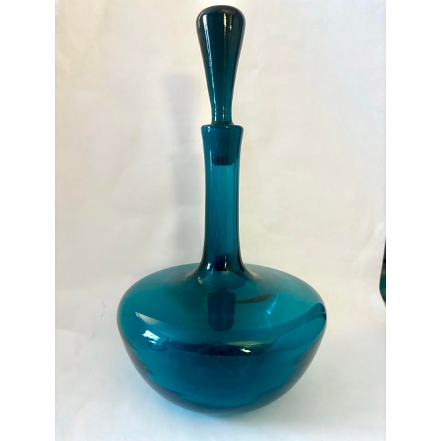 1960s 1966 Mid-Century Modern Joel Philip Myers for Blenko 6615l Peacock Glass Decanter With Stopper For Sale - Image 5 of 11