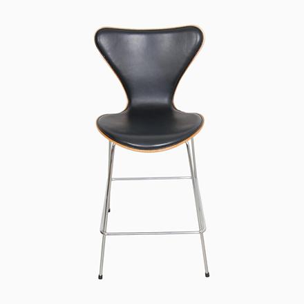 3187 Bar Stool in Cherry Wood and Black Leather by Arne Jacobsen For Sale - Image 17 of 17