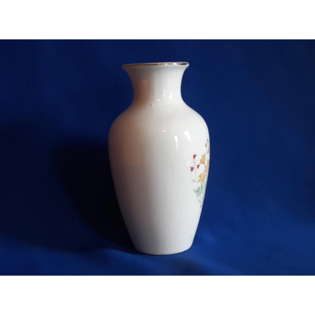 1990s Late 20th Century Jingdezhen Chinese Porcelain White Wildflower With Gold Rim For Sale - Image 5 of 11