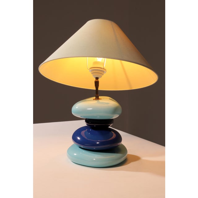 This rare 1980s François Chatain Pebble table lamp is a striking example of French artistic lighting design. Its...