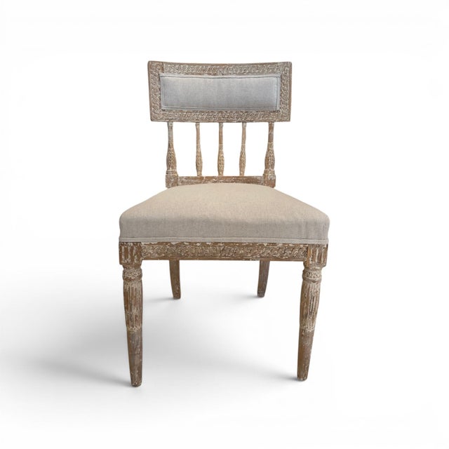This elegant set of six 18th-century Swedish Gustavian chairs showcases the refined simplicity and craftsmanship that...