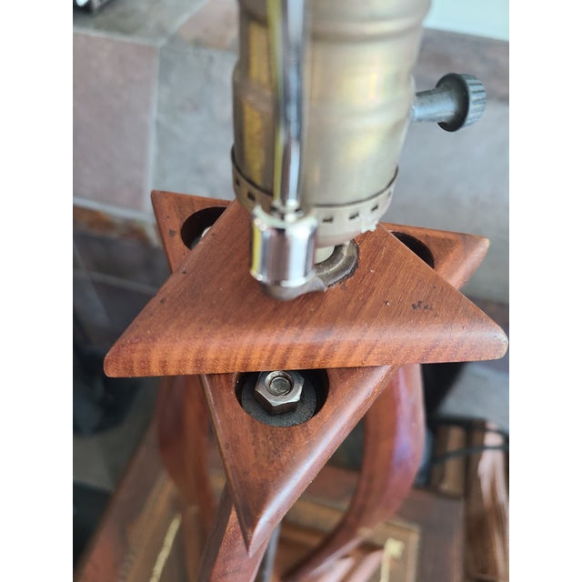 1960s Vintage Mid-Century Modern Sculpted Bentwood & Brass Table Lamp For Sale - Image 5 of 16
