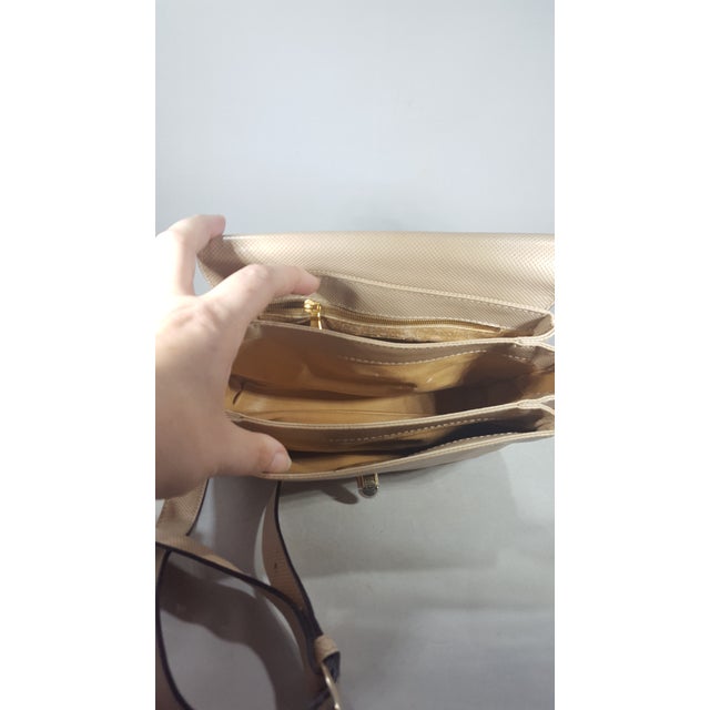 1980s Bottega Veneta Cream Crossbody Bag With Adjustable Strap For Sale In Atlanta - Image 6 of 7