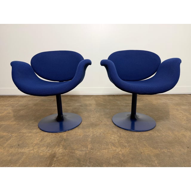 A sculptural and highly recognizable pair of “Little Tulip” swivel lounge chairs designed by Pierre Paulin for Artifort,...
