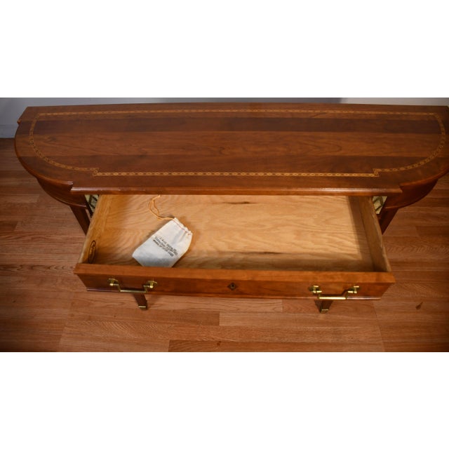 1970s Stickley English Traditional Cherry Satinwood Inlay Console Table Accent Table For Sale - Image 13 of 18
