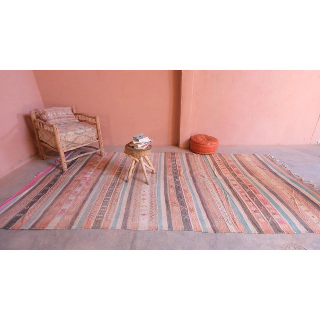 Textile 1980s Ethnic Pink Berber Moroccan 6x12 Ft Kilim For Sale - Image 7 of 10