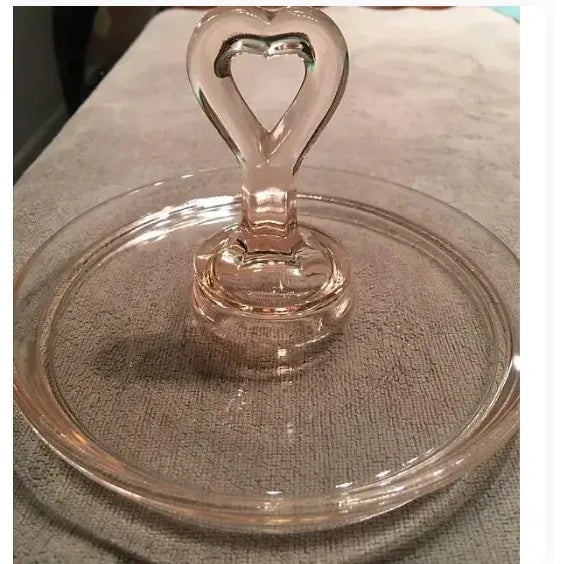 Mid-Century Modern 1920s L.E. Smith Pink Depression Glass Trinket Dish With Heart Hand For Sale - Image 3 of 5