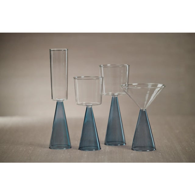This set includes four martini glasses with a stylish colored base, perfect for serving your favorite cocktails in style....