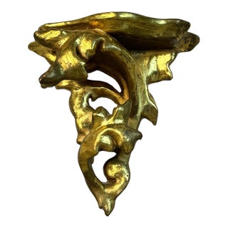1950s Italian Rococo Style Carved Giltwood Wall Bracket Shelf With Scrollwork For Sale