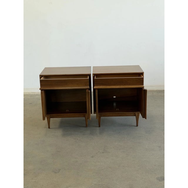 W22 D16 H25 Pair of vintage Red Lion inspired nightstands, professionally restored and in excellent condition. Unit is...